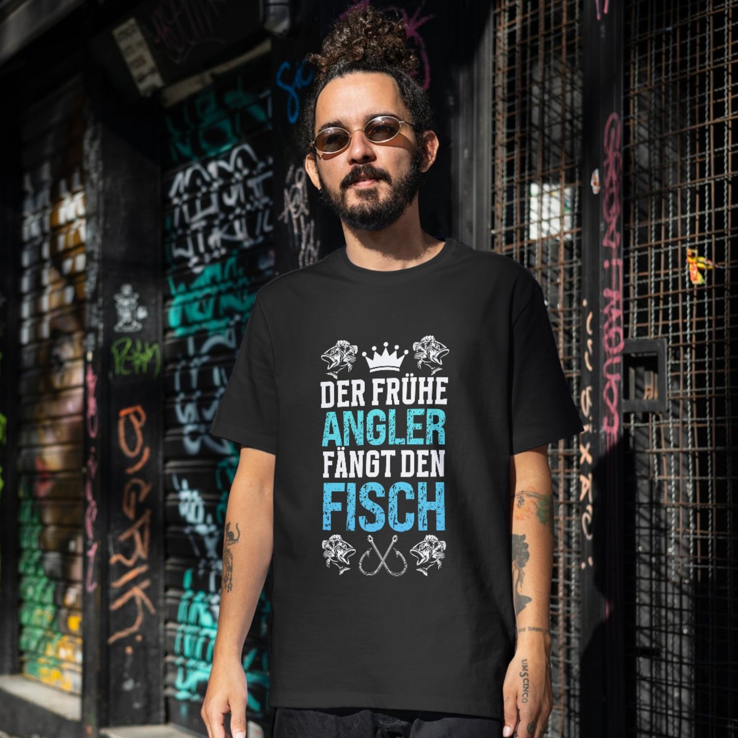 Der frühe Angler fängt den Fisch - Shirt (Unisex)